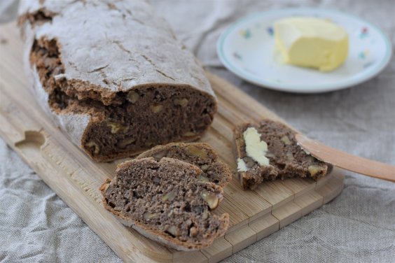 Rustikales Jausenbrot mit Walnüssen (2)