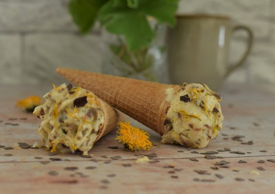 veganes Eis mit Löwenzahn